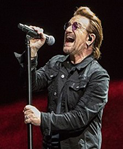 Zanger Bono van U2 tijdens een concert