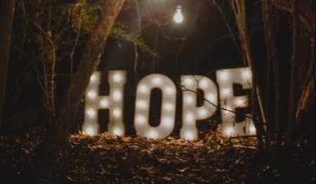 Het woord Hope in neonletters