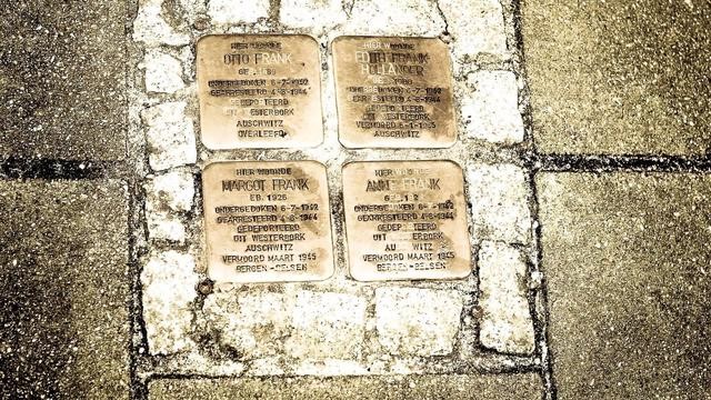 vier stolpersteinen 