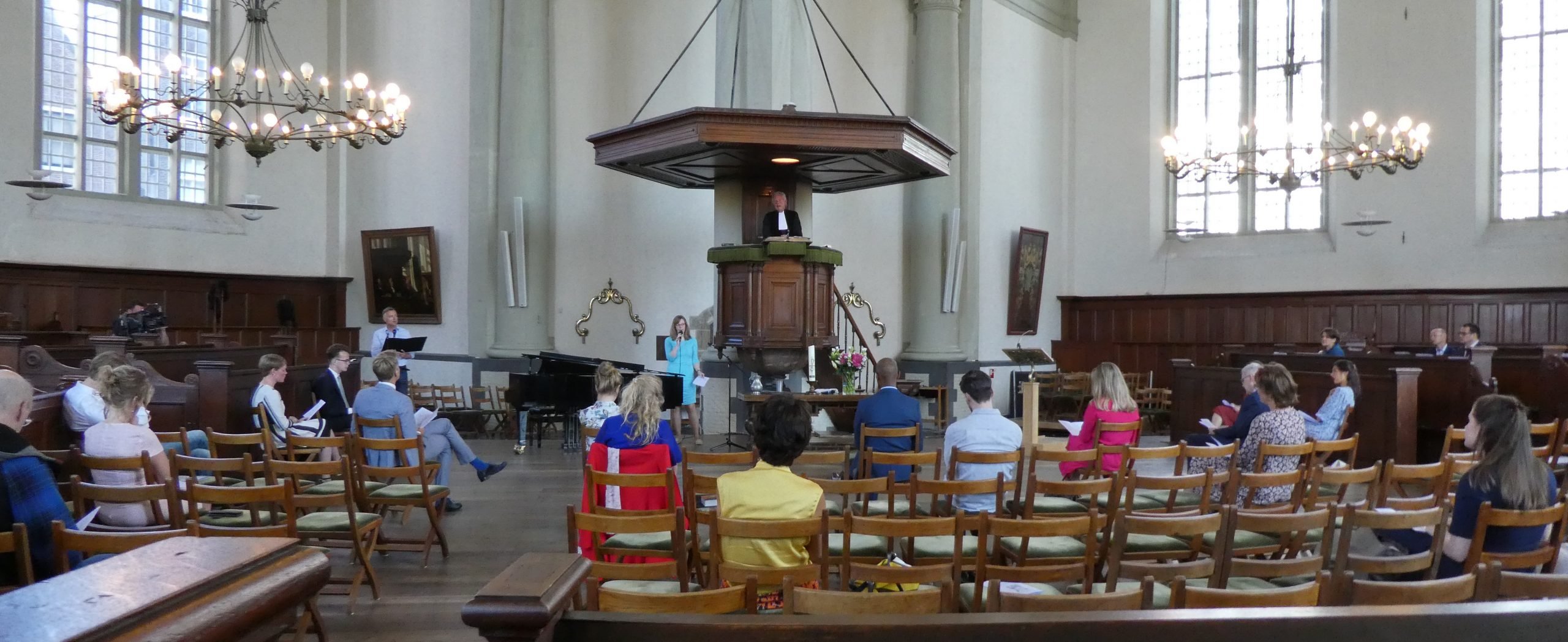 Grote kerkzaal met een paar mensen